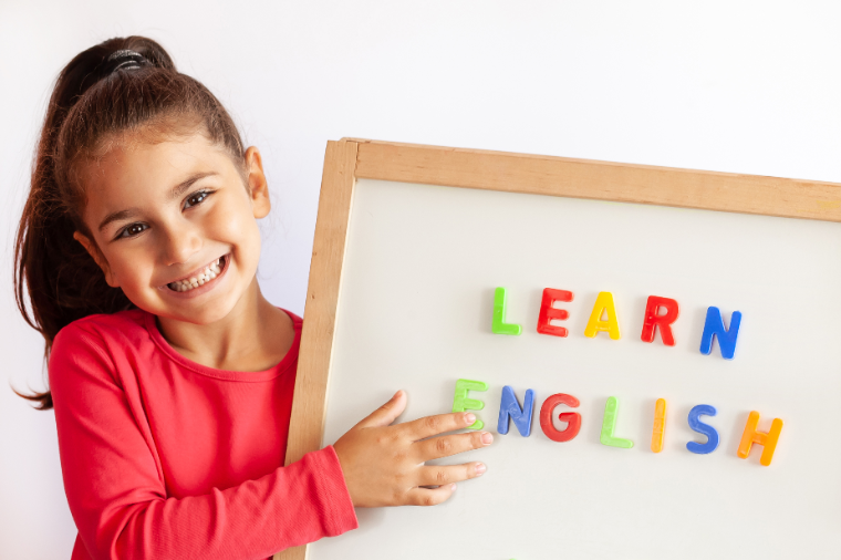 オンライン英会話・笑顔で「LearnEnglish」をもつ女の子