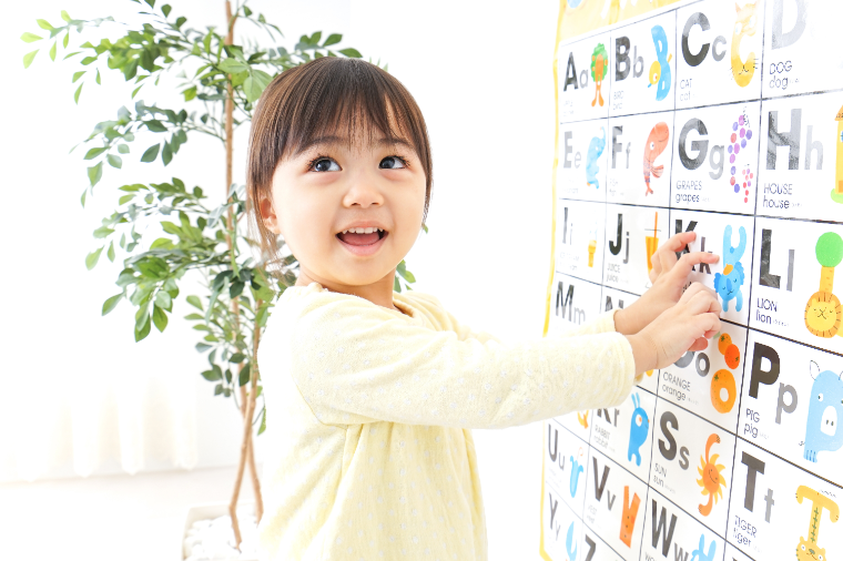 アルファベットを学習する女の子