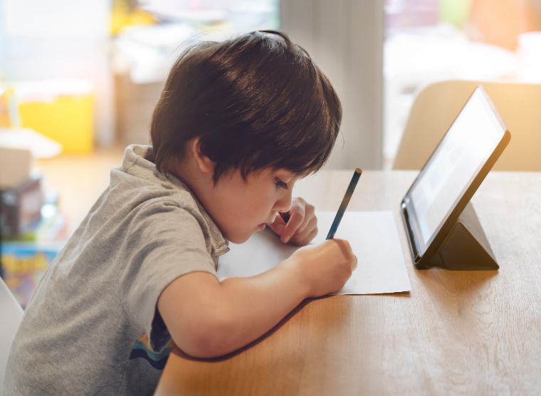 オンライン英会話で勉強する男の子