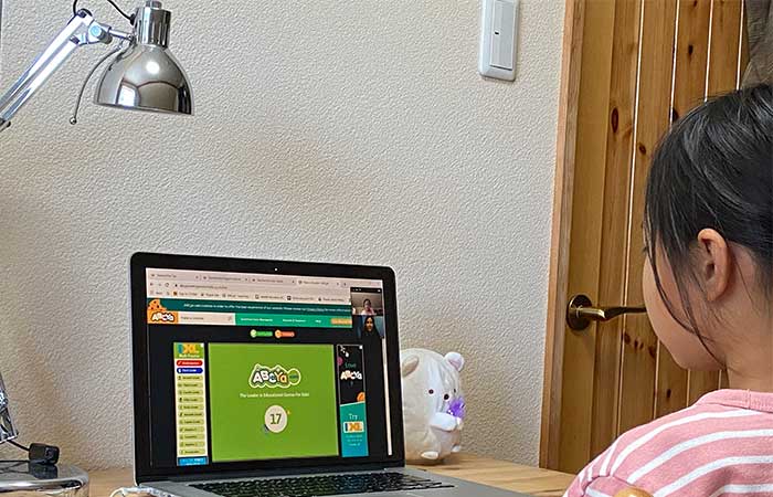 子供がオンライン英会話でレッスンを受けている様子